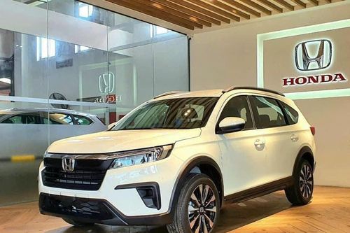 Đại lý loay hoay kiếm khách, giá ô tô giảm sâu hơn 400 triệu đồng