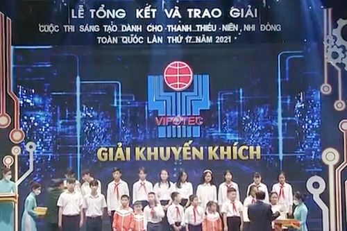 Học sinh lớp 4 đạt giải thưởng với phần mềm luyện thi lớp 9 gây tranh cãi dữ dội