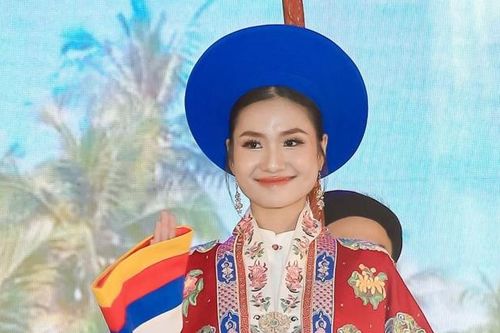 Hoa hậu Thanh Hà hồi hộp diễn thời trang tại quê hương Bến Tre