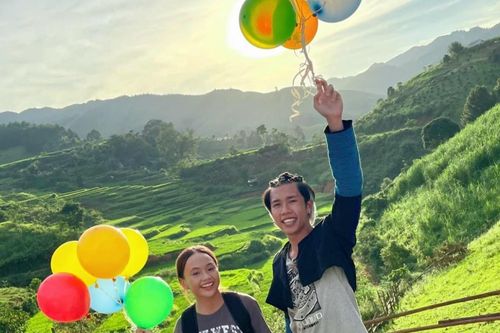 Con trai Vân Dung kể hậu trường ngã xe, bị ném bùn vào miệng khi quay phim