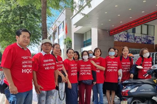 Bất lực đòi nợ Shark Thủy, hàng loạt phụ huynh Apax kéo lên Sở GD-ĐT tố cáo