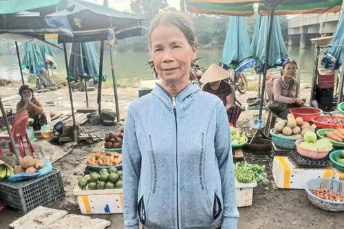 Nhặt được gần 30 triệu, bà Điểu quét rác ở chợ tìm người đánh rơi để trả lại