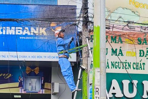Cháy cột điện trước cửa ngân hàng tại TP.HCM