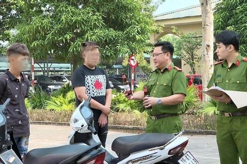 Bắt tạm giam 2 đối tượng 'thông chốt', ném chai thủy tinh vào Công an