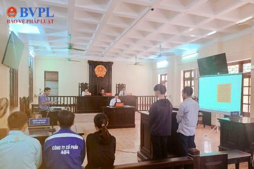 VKSND thị xã Hồng Lĩnh thực hiện số hóa hồ sơ, trình chiếu chứng cứ, tài liệu tại phiên tòa