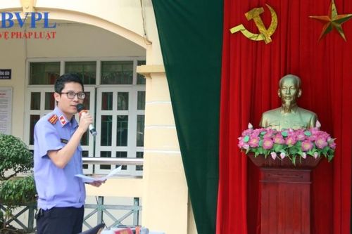 VKSND TP Phủ Lý tổ chức phiên tòa giả định và trao quà tặng học sinh nghèo