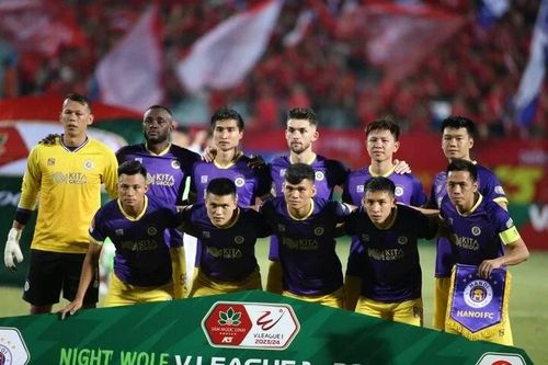 Hà Nội FC đối mặt lịch thi đấu dày đặc giữa cơn khủng hoảng; Đoàn Văn Hậu sang Singapore chữa chấn thương