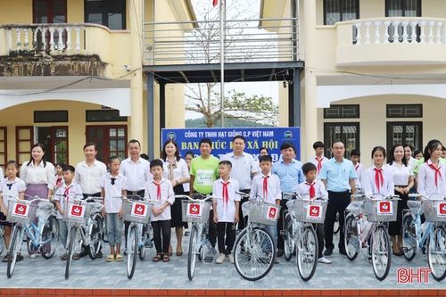 Trao 30 xe đạp cho học sinh gặp hoàn cảnh khó khăn ở Hương Sơn