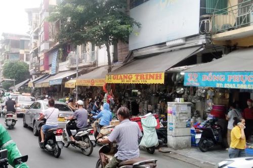 Vai phố em trĩu lời đưa đón