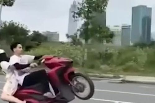 Xác minh clip 2 thanh niên 'đu' theo Ngọc Trinh làm xiếc với xe máy