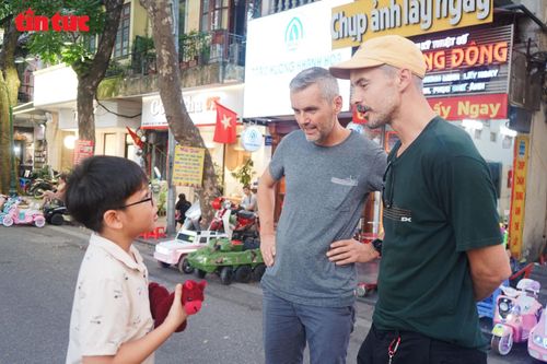 Rèn luyện ngoại ngữ thông qua phương pháp 'săn Tây', tốt hay xấu?