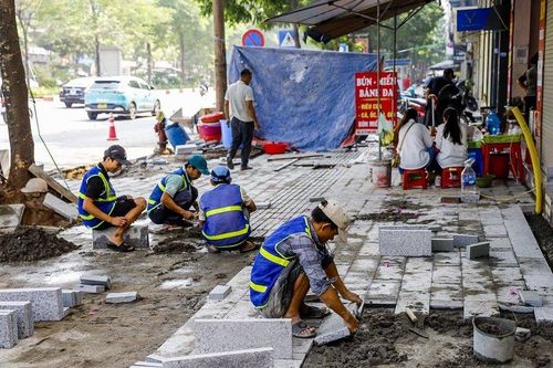 Đến hẹn lại lên, Hà Nội ngổn ngang lát đá vỉa hè dịp cuối năm