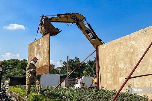Hà Nội: Dỡ tường rào tông trên đường vành đai 2,5