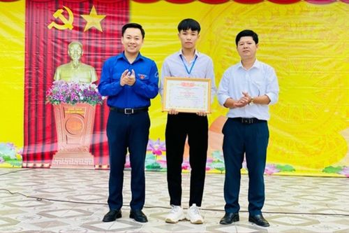 Phát hiện có người chới với giữa dòng nước lũ, nam sinh lớp 12 hành động cực dũng cảm