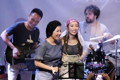 Sướng nhất Mỹ Anh: Song ca cùng mẹ Mỹ Linh, được bố Anh Quân đệm đàn trên sân khấu