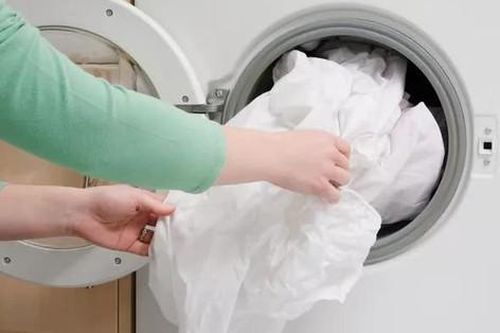 5 mẹo giúp ga trải giường, chăn mền không bị cuộn tròn trong máy sấy