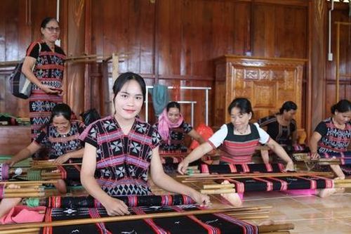 A Lưới: Dệt Zèng giúp phụ nữ Tà Ôi thoát nghèo