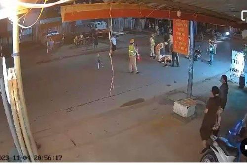 Không đội mũ, tông cảnh sát ngã xuống đường