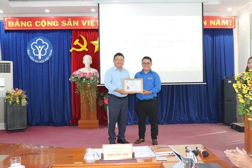 Trao giải cho Cuộc thi 'Tìm hiểu về chính sách bảo hiểm y tế học sinh - sinh viên'