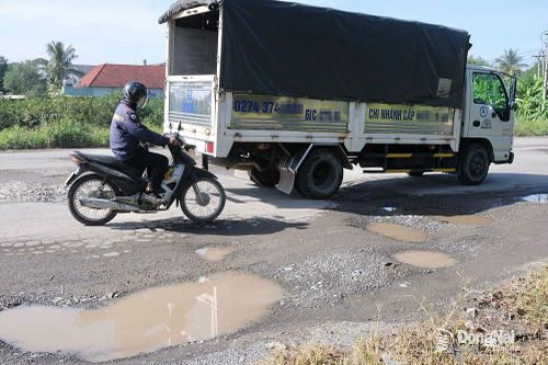 'Ổ gà' dày đặc trên đường dẫn lên cầu Thủ Biên