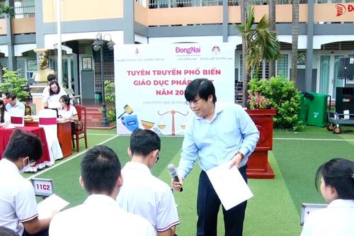 Tuyên truyền, phổ biến pháp luật cho hơn 800 học sinh tại Long Khánh