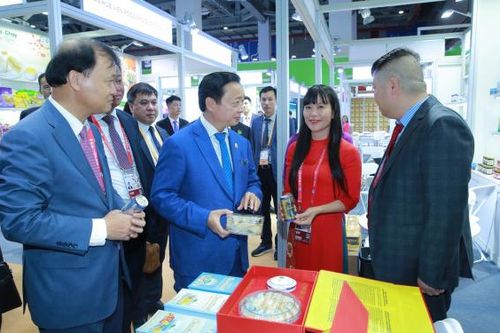 Công ty Yến sào Khánh Hòa tham dự Hội chợ Quốc tế Nhập khẩu Trung Quốc