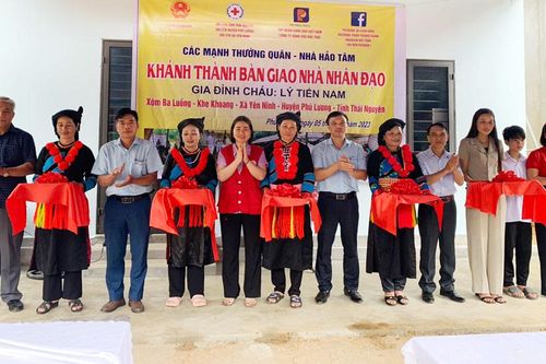 Phú Lương: Bàn giao nhà nhân đạo cho hộ nghèo
