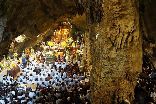 Hà Nội: Khóa lễ lạy ngũ bách danh Bồ-tát Quán Thế Âm tại động Hương Tích