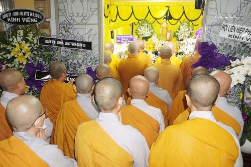 Ban Trị sự GHPGVN Q.10 viếng tang Sư cô Thích nữ Huệ Thanh tại chùa Từ Ân