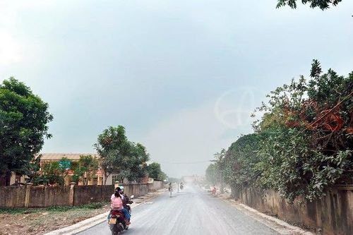 Hậu Lộc (Thanh Hóa): Bụi mù mịt, mất an toàn giao thông khi thi công nâng cấp đường giao thông trước cổng trường học