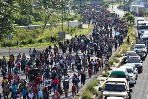 Hàng trăm người di cư tiến về biên giới Mỹ-Mexico