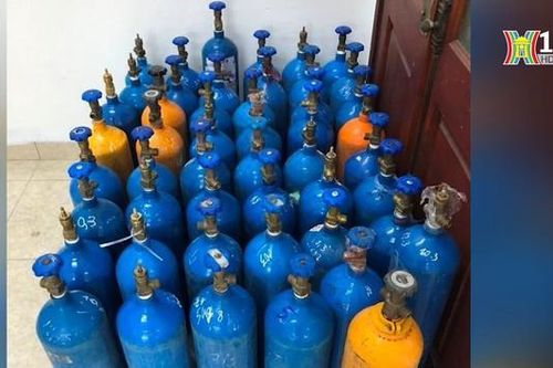 Chặn xe ô tô vận chuyển 49 bình 'khí cười'