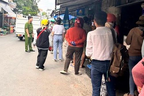 Công an vận động, giải tán đám đông đến… thắp nhang, rải muối gạo để đòi tiền chủ hụi