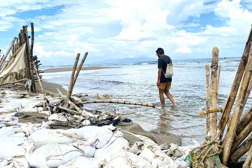 Sạt lở, rác thải tàn phá bãi biển đẹp nhất châu Á