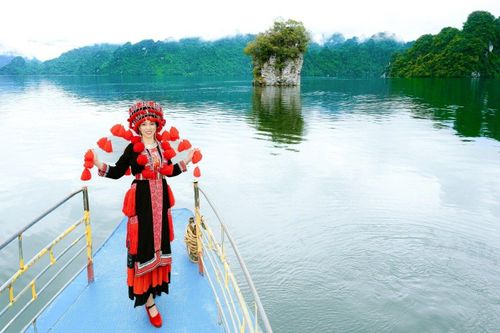 Á hậu doanh nhân Lê Thị Khánh Vân hóa thân thành cô gái Dao đỏ trong bộ ảnh mới
