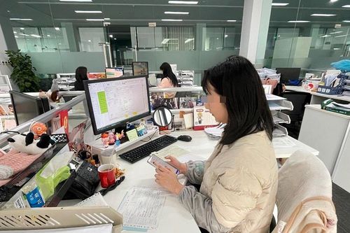 Công ty Trung Quốc phạt tiền, cấm nhân viên nhắn tin khi làm việc