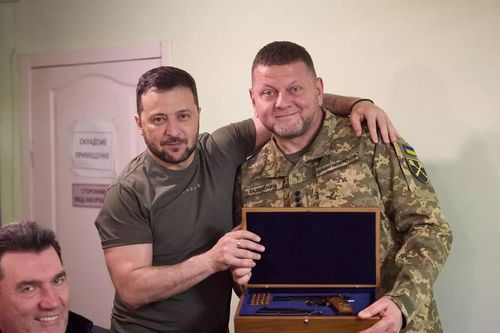 Tổng thống Ukraine Zelensky mâu thuẫn với tướng Zaluzhny về chiến dịch phản công