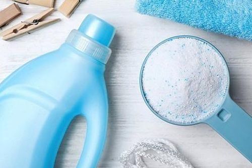 Dùng bột giặt hay nước giặt tốt hơn?
