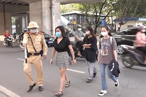 Xử phạt nhiều người đi bộ tùy tiện gây nguy hiểm cho người tham gia giao thông
