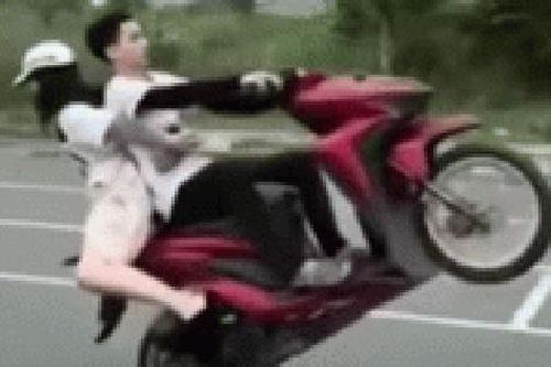 Xuất hiện video 'làm xiếc' trên xe máy như Ngọc Trinh ở hầm Thủ Thiêm