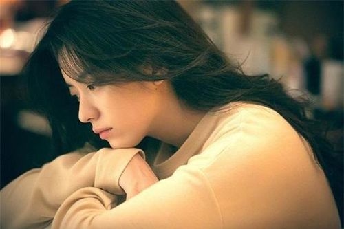 Đồng nghiệp cũ đến nhà chơi, nhìn vào ảnh gia đình chị tiết lộ một điều làm tôi sốc nặng