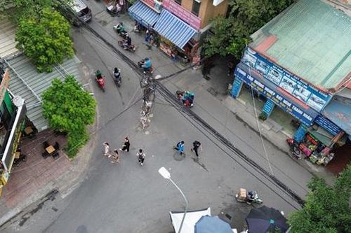 Cột điện trơ khung án ngữ giữa phố, người dân lo sợ 'có ngày đổ vào nhà'