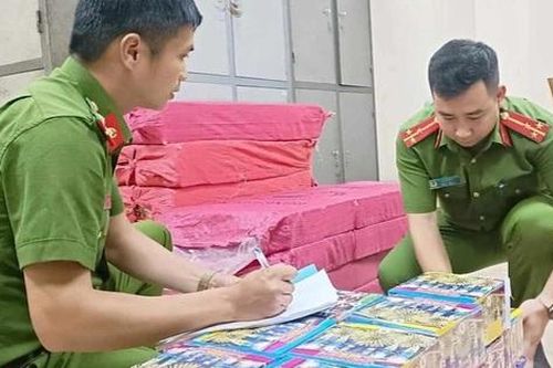 Độ chế xe tải thành 2 khoang chở 4 tạ pháo đi bán kiếm tiền tiêu Tết
