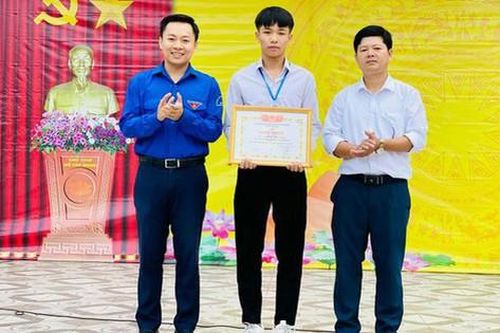 Khen thưởng nam sinh dũng cảm cứu người trong lũ dữ