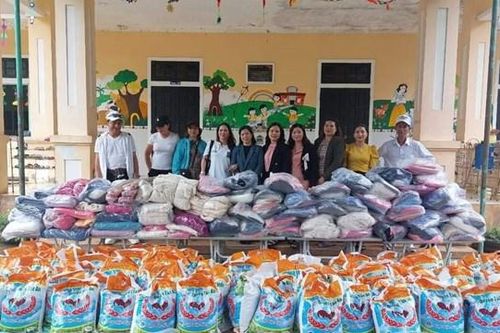 Đồng hành cùng thầy và trò vùng cao khó khăn