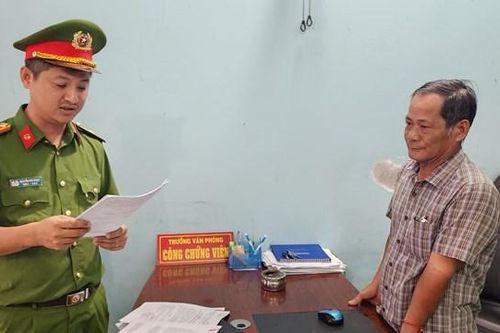 Tạm giam một trưởng văn phòng công chứng