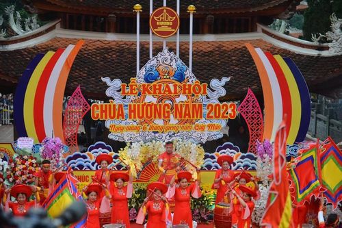Nguồn lực phát triển công nghiệp văn hóa, du lịch từ lễ hội