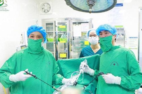 Phẫu thuật u xơ tử cung, u lạc nội mạc cho một phụ nữ 42 tuổi