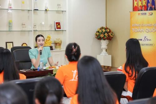 Hoa hậu Đỗ Mỹ Linh tập huấn kỹ năng ứng xử cho thí sinh