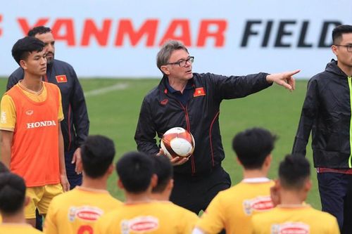 HLV Troussier lo 'vá' hàng phòng ngự đội tuyển Việt Nam